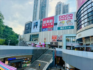 商場(chǎng)外墻廣告巨幅是什么材質(zhì)？