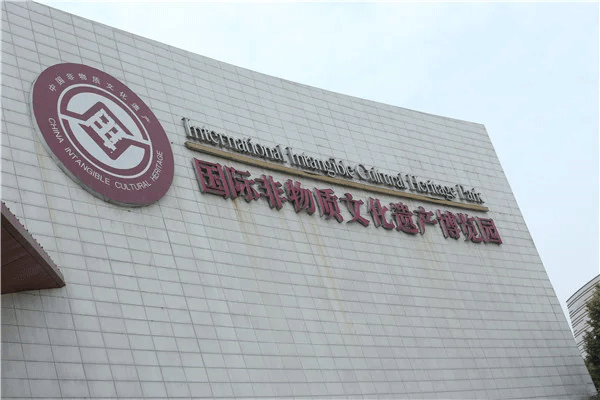 樓頂大型發(fā)光字制作安裝報(bào)價(jià)方案，可私咨詢哦